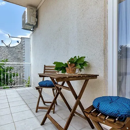 Franzeta Apartment *